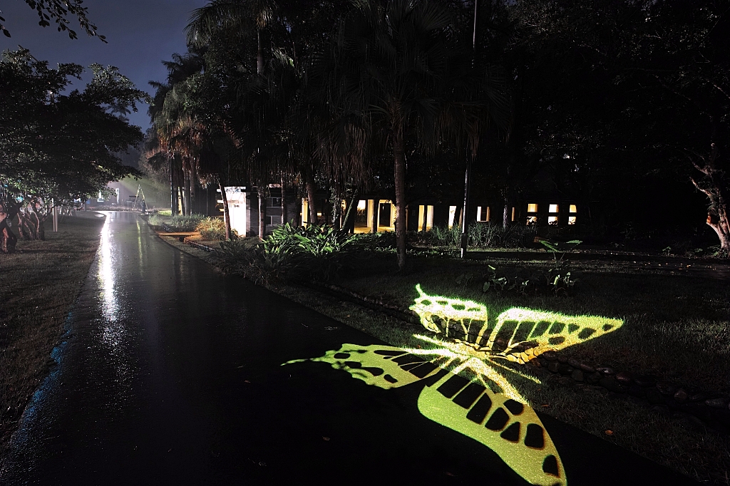 跑馬古道公園》超萌營區光雕秀，昆蟲隧道、侏儸紀雙扇蕨可看，每天都有場次，打卡必拍！ @捲捲頭 ♡ 品味生活