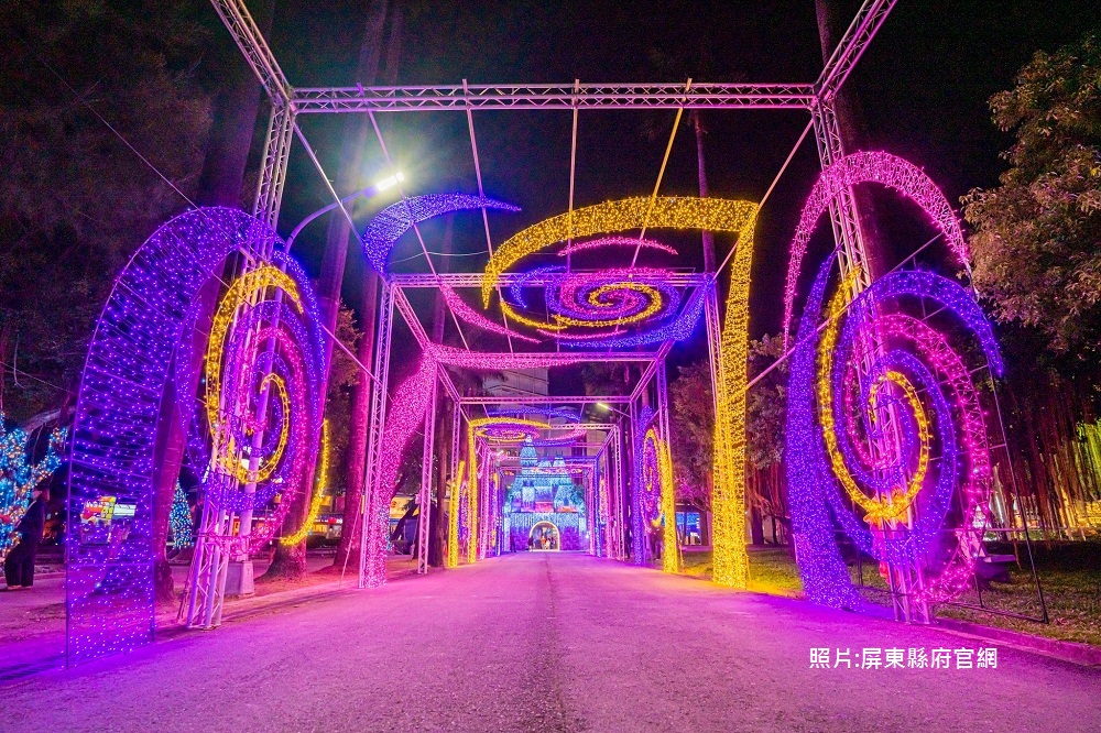 屏東耶誕城》2021夢幻雪國搶先看！彩虹漸層雪花隧道、夢幻耶誕城堡還有必看燈飾一覽！展出時間、交通~ @捲捲頭 ♡ 品味生活