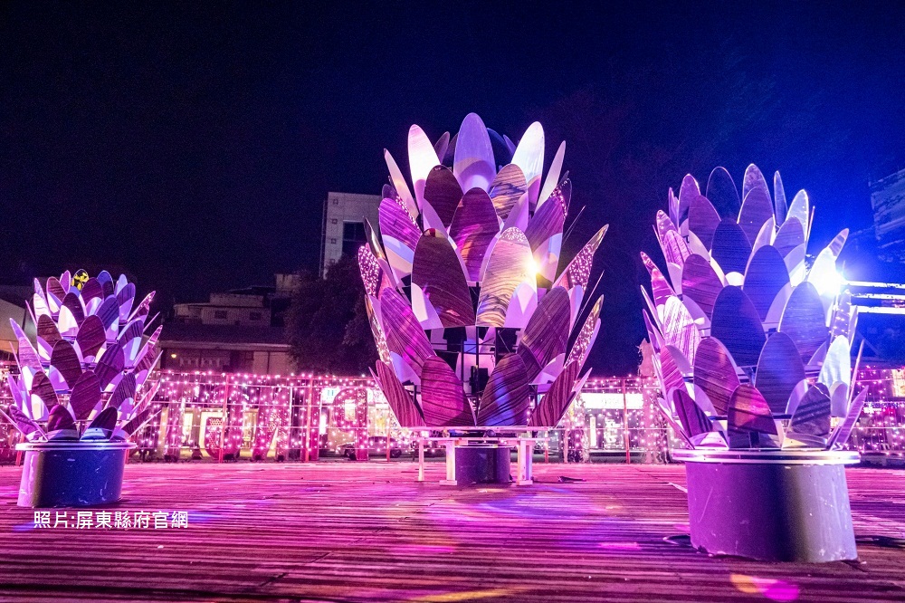 屏東耶誕城》2021夢幻雪國搶先看！彩虹漸層雪花隧道、夢幻耶誕城堡還有必看燈飾一覽！展出時間、交通~ @捲捲頭 ♡ 品味生活