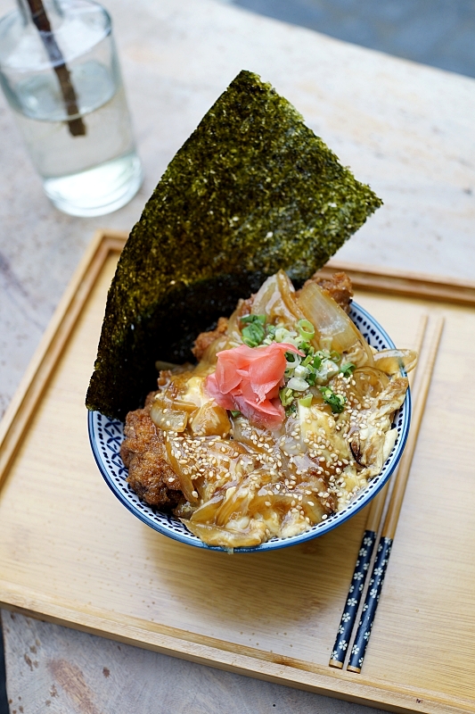 花蓮【幸福小煮日式居家料理】現點現做沖繩飯糰，必點醬燒雞腿丼飯，整支雞腿超豪邁～ @捲捲頭 ♡ 品味生活