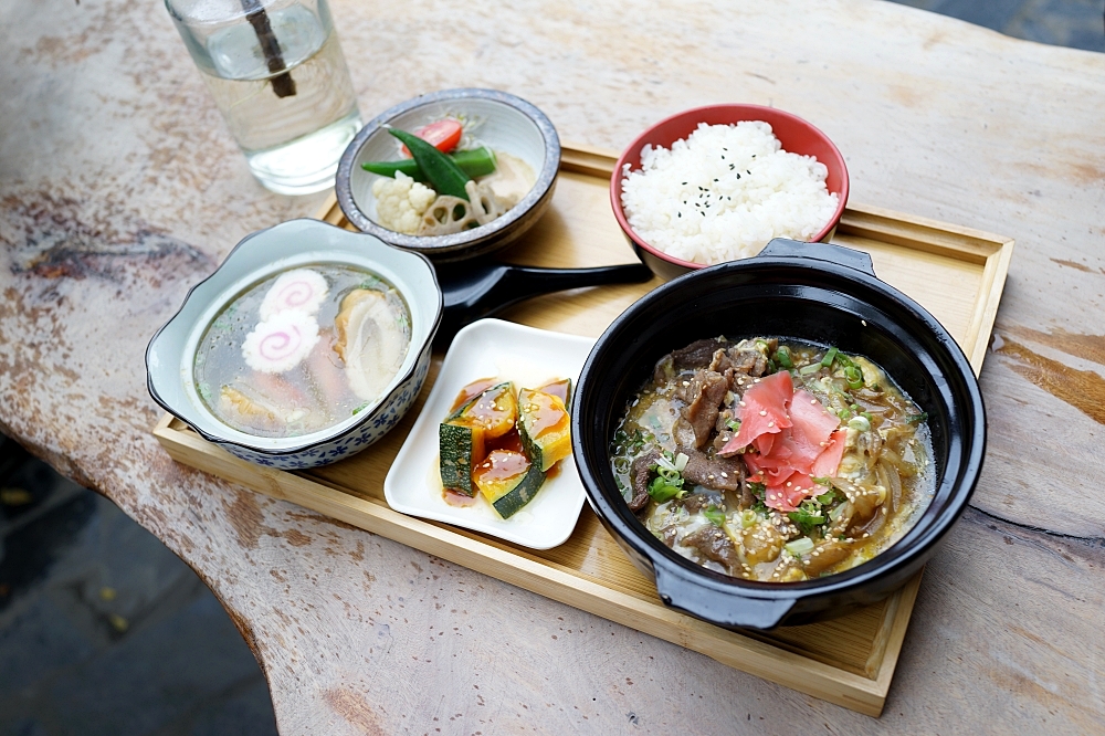 花蓮【幸福小煮日式居家料理】現點現做沖繩飯糰，必點醬燒雞腿丼飯，整支雞腿超豪邁～ @捲捲頭 ♡ 品味生活