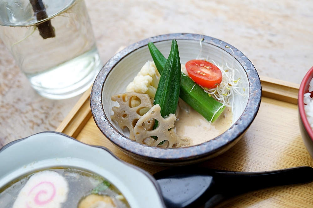 花蓮【幸福小煮日式居家料理】現點現做沖繩飯糰，必點醬燒雞腿丼飯，整支雞腿超豪邁～ @捲捲頭 ♡ 品味生活