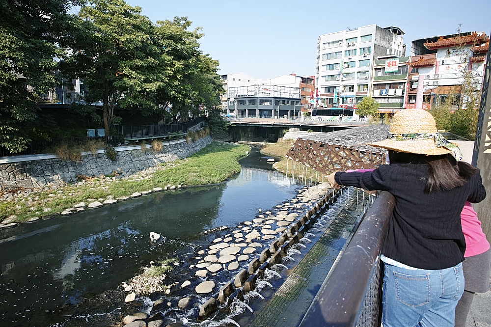 台南竹溪水岸園區，打卡鬼滅無限列車，漫遊古都版鴨川月見橋，還有小山丘溜滑梯，毛毛蟲攀岩。溜小孩+散步好去處～ @捲捲頭 ♡ 品味生活