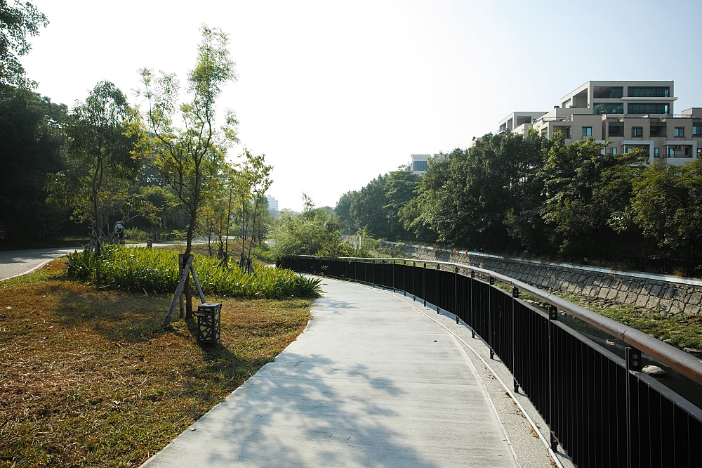 台南竹溪水岸園區，打卡鬼滅無限列車，漫遊古都版鴨川月見橋，還有小山丘溜滑梯，毛毛蟲攀岩。溜小孩+散步好去處～ @捲捲頭 ♡ 品味生活