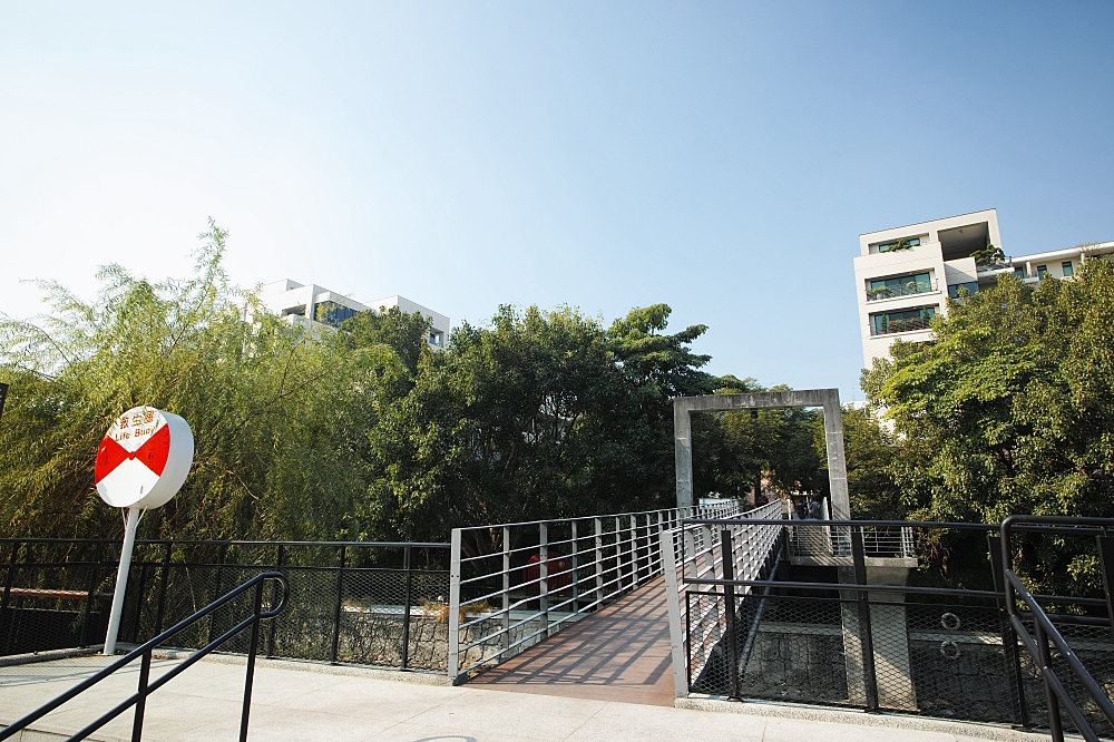 台南竹溪水岸園區，打卡鬼滅無限列車，漫遊古都版鴨川月見橋，還有小山丘溜滑梯，毛毛蟲攀岩。溜小孩+散步好去處～ @捲捲頭 ♡ 品味生活