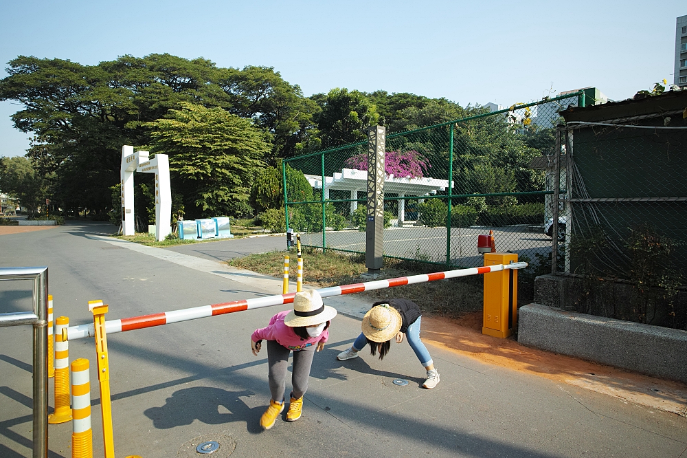 台南竹溪水岸園區，打卡鬼滅無限列車，漫遊古都版鴨川月見橋，還有小山丘溜滑梯，毛毛蟲攀岩。溜小孩+散步好去處～ @捲捲頭 ♡ 品味生活