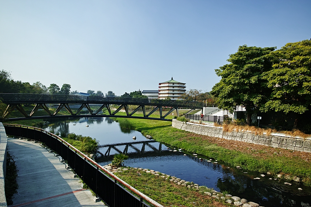 台南竹溪水岸園區，打卡鬼滅無限列車，漫遊古都版鴨川月見橋，還有小山丘溜滑梯，毛毛蟲攀岩。溜小孩+散步好去處～ @捲捲頭 ♡ 品味生活