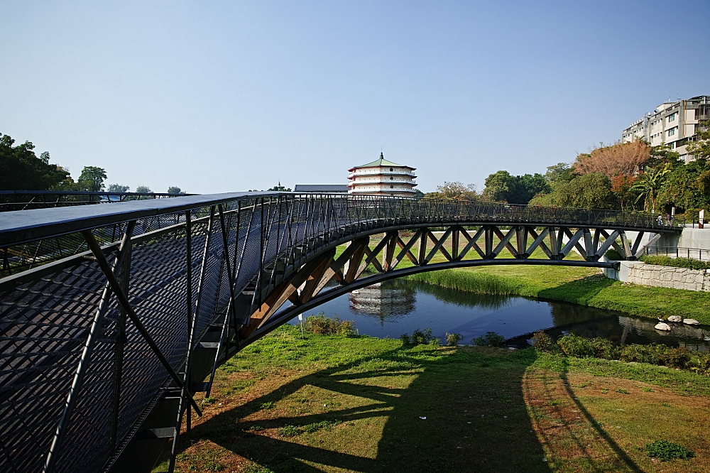 台南竹溪水岸園區，打卡鬼滅無限列車，漫遊古都版鴨川月見橋，還有小山丘溜滑梯，毛毛蟲攀岩。溜小孩+散步好去處～ @捲捲頭 ♡ 品味生活