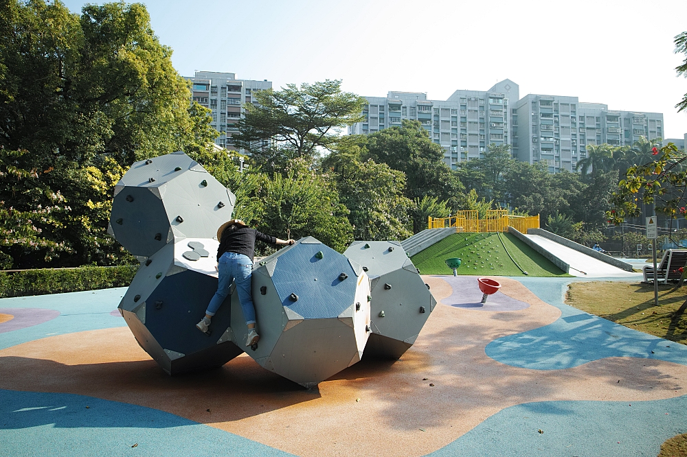 台南竹溪水岸園區，打卡鬼滅無限列車，漫遊古都版鴨川月見橋，還有小山丘溜滑梯，毛毛蟲攀岩。溜小孩+散步好去處～ @捲捲頭 ♡ 品味生活