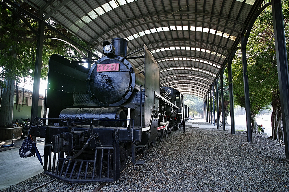 台南竹溪水岸園區，打卡鬼滅無限列車，漫遊古都版鴨川月見橋，還有小山丘溜滑梯，毛毛蟲攀岩。溜小孩+散步好去處～ @捲捲頭 ♡ 品味生活