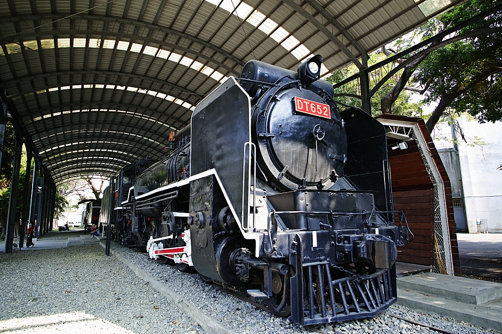 台南竹溪水岸園區，打卡鬼滅無限列車，漫遊古都版鴨川月見橋，還有小山丘溜滑梯，毛毛蟲攀岩。溜小孩+散步好去處～ @捲捲頭 ♡ 品味生活