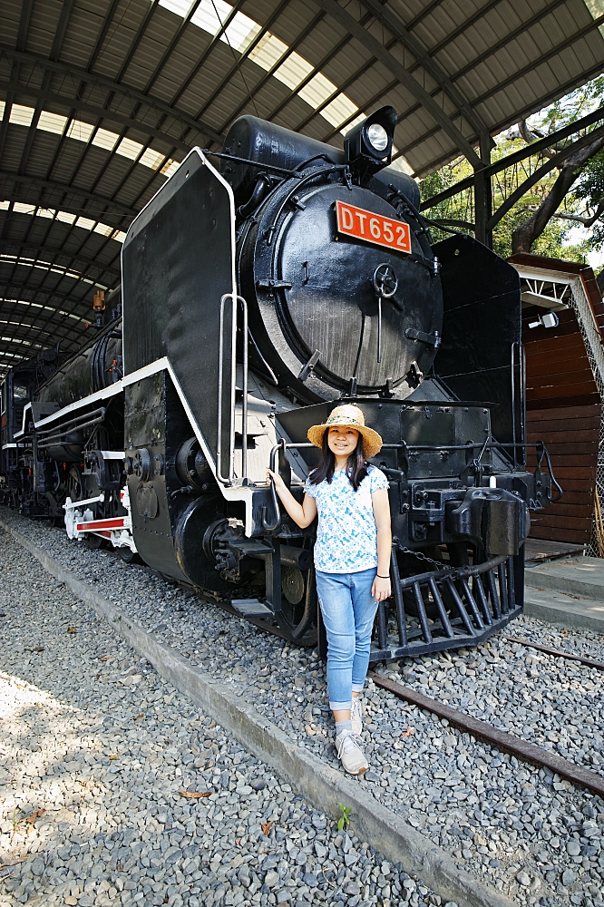 台南竹溪水岸園區，打卡鬼滅無限列車，漫遊古都版鴨川月見橋，還有小山丘溜滑梯，毛毛蟲攀岩。溜小孩+散步好去處～ @捲捲頭 ♡ 品味生活