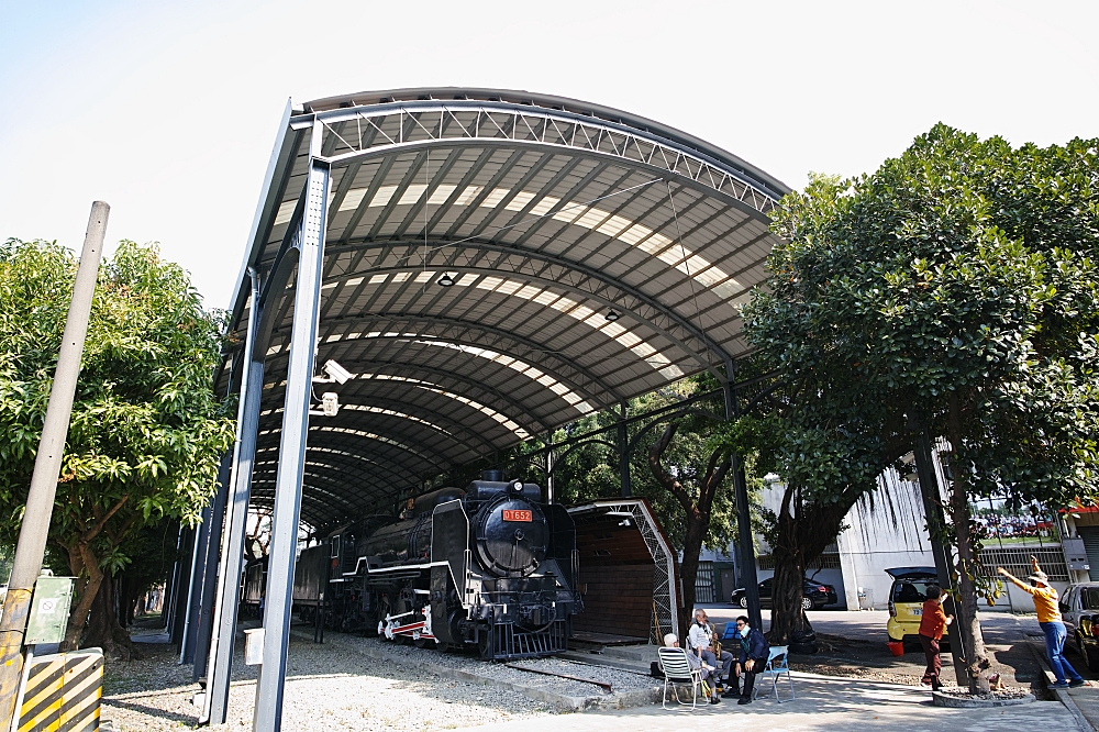 台南竹溪水岸園區，打卡鬼滅無限列車，漫遊古都版鴨川月見橋，還有小山丘溜滑梯，毛毛蟲攀岩。溜小孩+散步好去處～ @捲捲頭 ♡ 品味生活