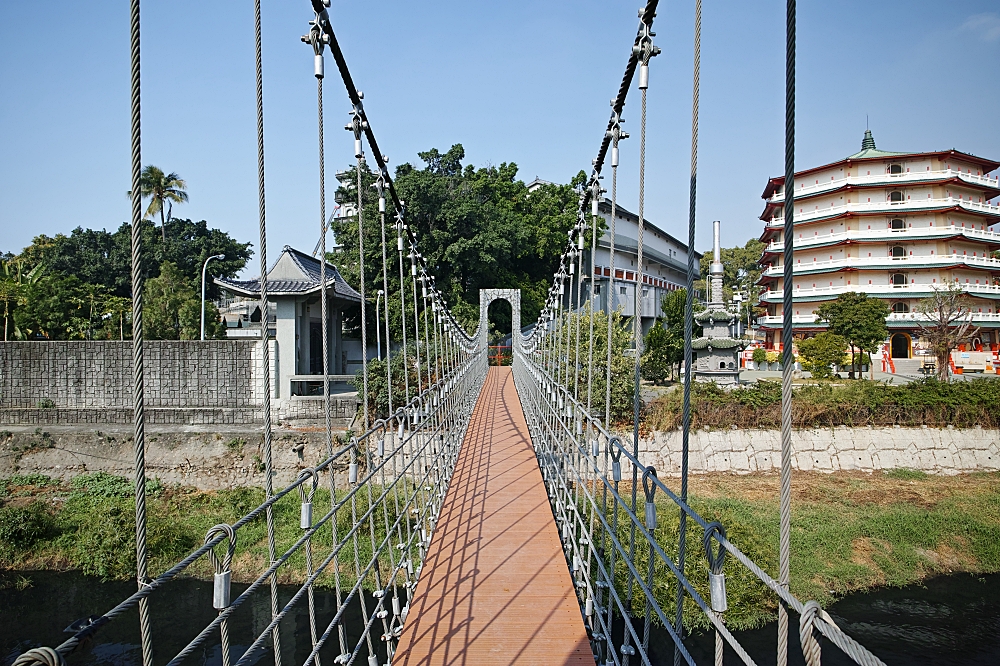 台南竹溪水岸園區，打卡鬼滅無限列車，漫遊古都版鴨川月見橋，還有小山丘溜滑梯，毛毛蟲攀岩。溜小孩+散步好去處～ @捲捲頭 ♡ 品味生活