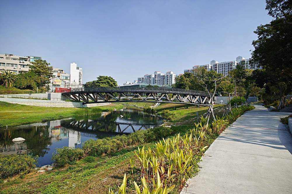 台南竹溪水岸園區，打卡鬼滅無限列車，漫遊古都版鴨川月見橋，還有小山丘溜滑梯，毛毛蟲攀岩。溜小孩+散步好去處～ @捲捲頭 ♡ 品味生活