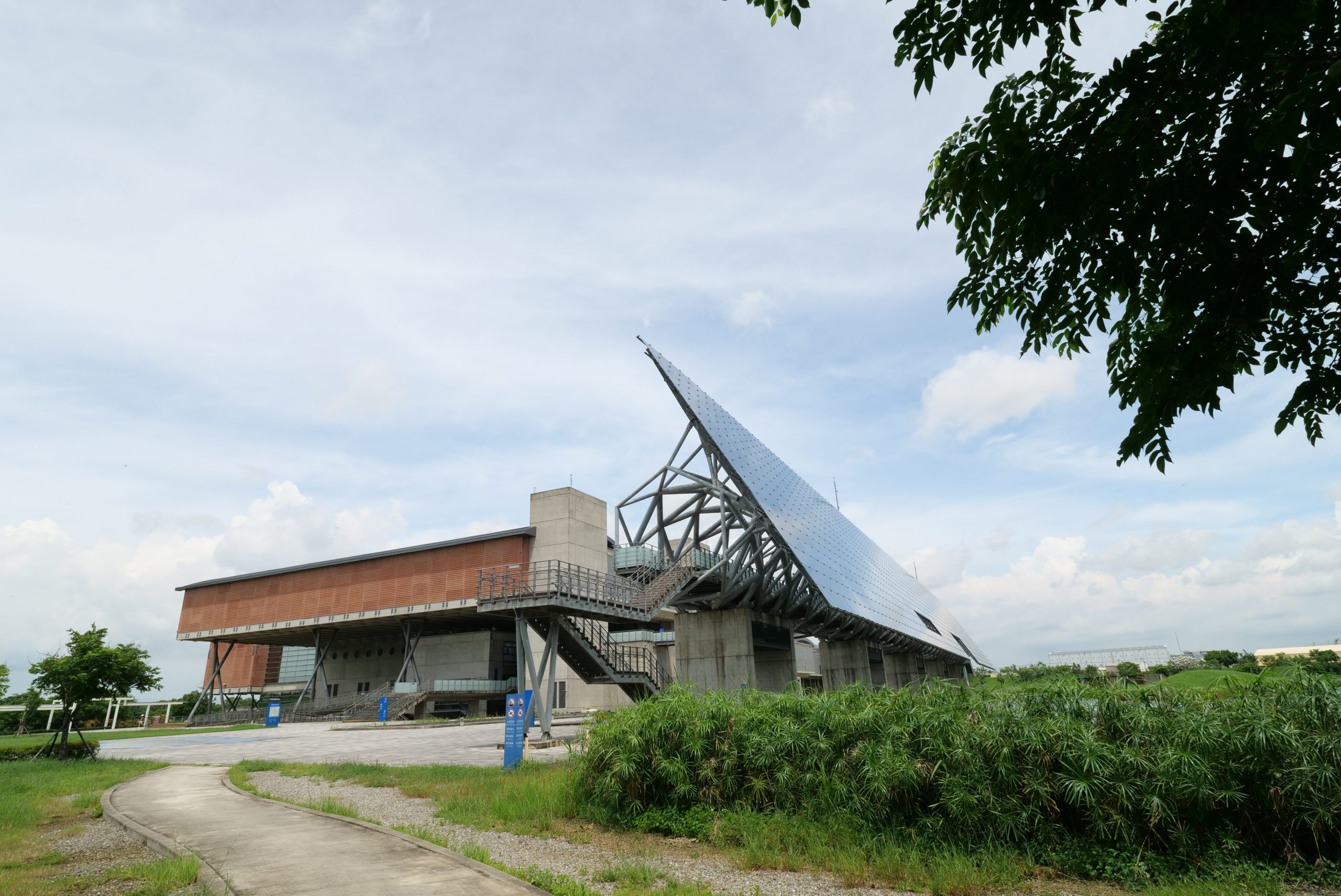 台灣歷史博物館》IG美拍天空階梯、光電雲牆天空橋、魔幻之樹，還有全新巨大鯨魚飛行船～ @捲捲頭 ♡ 品味生活