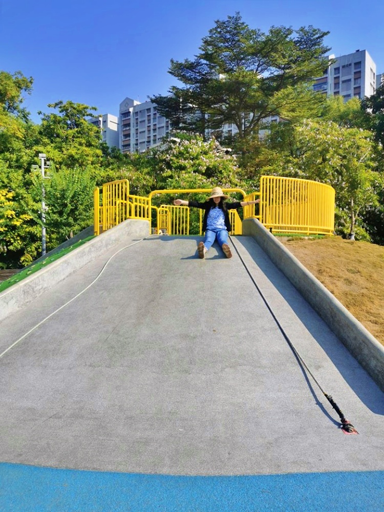 台南竹溪水岸園區，打卡鬼滅無限列車，漫遊古都版鴨川月見橋，還有小山丘溜滑梯，毛毛蟲攀岩。溜小孩+散步好去處～ @捲捲頭 ♡ 品味生活