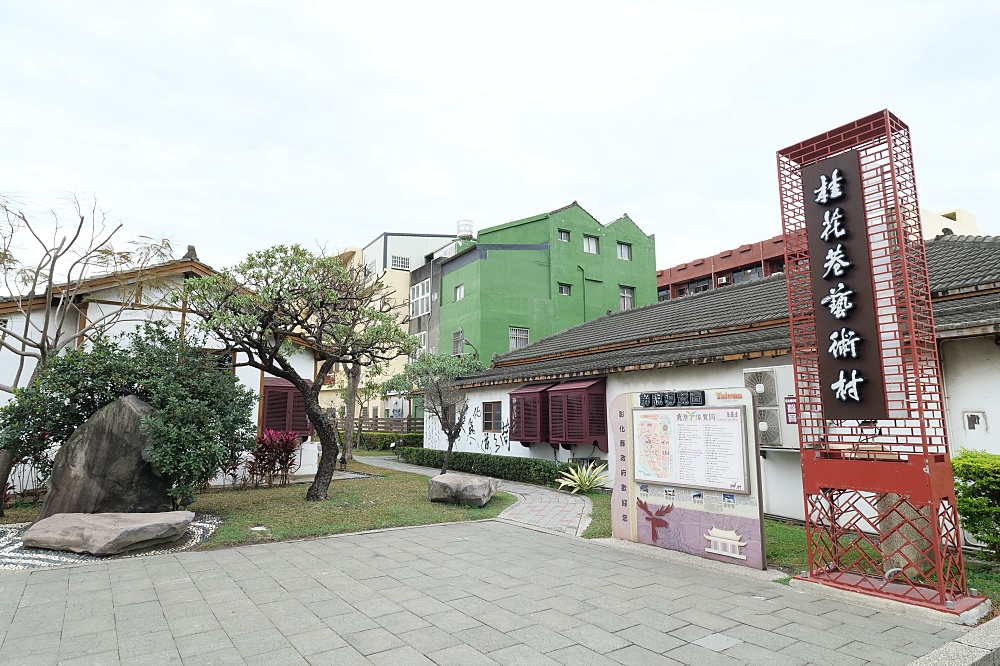 鹿港桂花巷藝術村，人氣超殺底片的拍照地點！日式彩繪藝術村，春節限定 超萌小鹿不倒翁大道～ @捲捲頭 ♡ 品味生活