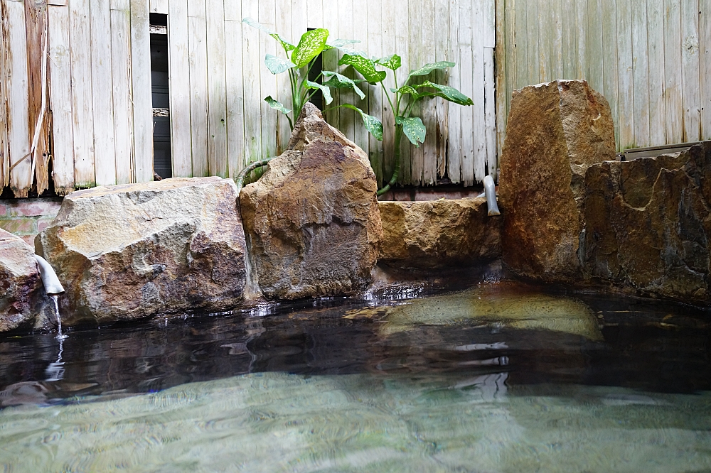 2024【春和泡湯】礁溪老牌溫泉館，溫泉直送，城市中的小秘境。大眾池 90元 ，不限時間泡到爽～ @捲捲頭 ♡ 品味生活