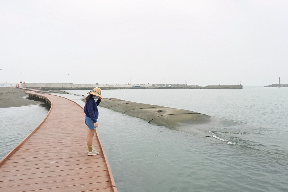 【高雄】彌陀漁港海岸光廊，來看哈利波特魔法魚，天鵝打卡牆、海浪木棧道，親子遊戲設施交通&#038;攻略！ @捲捲頭 ♡ 品味生活