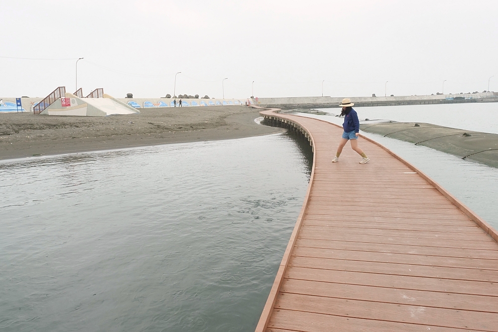 【高雄】彌陀漁港海岸光廊，來看哈利波特魔法魚，天鵝打卡牆、海浪木棧道，親子遊戲設施交通&#038;攻略！ @捲捲頭 ♡ 品味生活