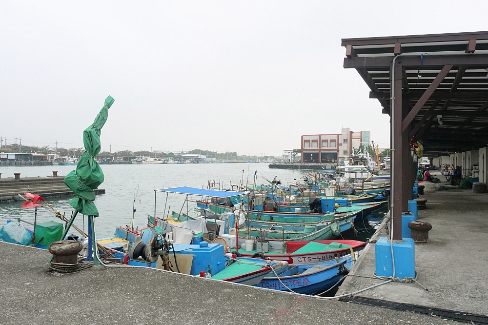 【高雄】彌陀漁港海岸光廊，來看哈利波特魔法魚，天鵝打卡牆、海浪木棧道，親子遊戲設施交通&#038;攻略！ @捲捲頭 ♡ 品味生活