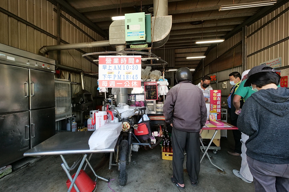 【台南】體育場阿輝黑輪，台南人的無敵小吃！必點炸甜不辣、黑輪及大腸X香腸來一盤，還有關東煮湯免費喝到飽 @捲捲頭 ♡ 品味生活