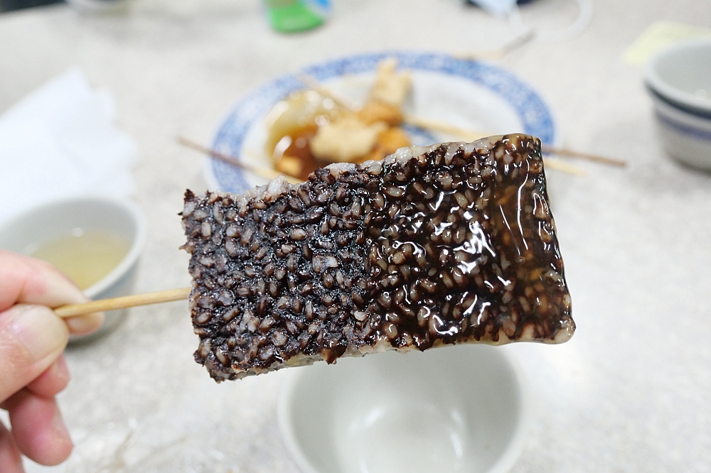 【台南】體育場阿輝黑輪，台南人的無敵小吃！必點炸甜不辣、黑輪及大腸X香腸來一盤，還有關東煮湯免費喝到飽 @捲捲頭 ♡ 品味生活