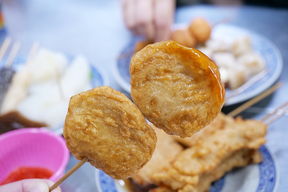 【台南】體育場阿輝黑輪，台南人的無敵小吃！必點炸甜不辣、黑輪及大腸X香腸來一盤，還有關東煮湯免費喝到飽 @捲捲頭 ♡ 品味生活