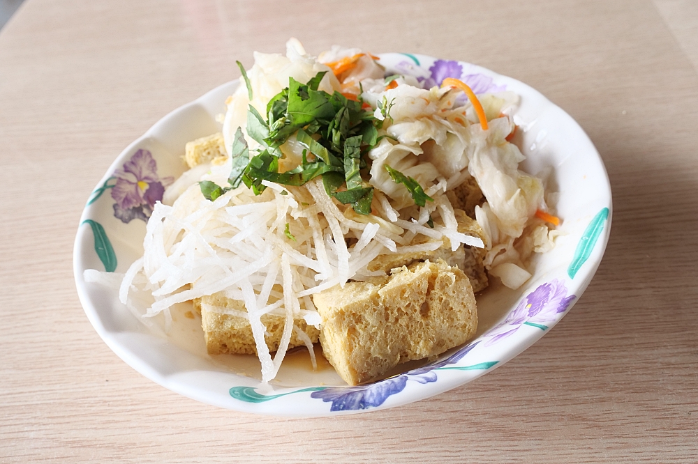 【花蓮】玉里橋頭臭豆腐，先拿號碼牌再點餐！炸功、獨門醬汁、蘿蔔絲泡菜一級棒！ @捲捲頭 ♡ 品味生活