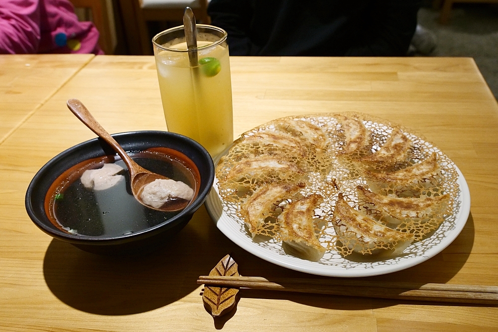 花蓮【來打餃日式煎餃】只賣冰花煎餃打天下,內餡香又多汁,一開店就排滿人潮～ @捲捲頭 ♡ 品味生活