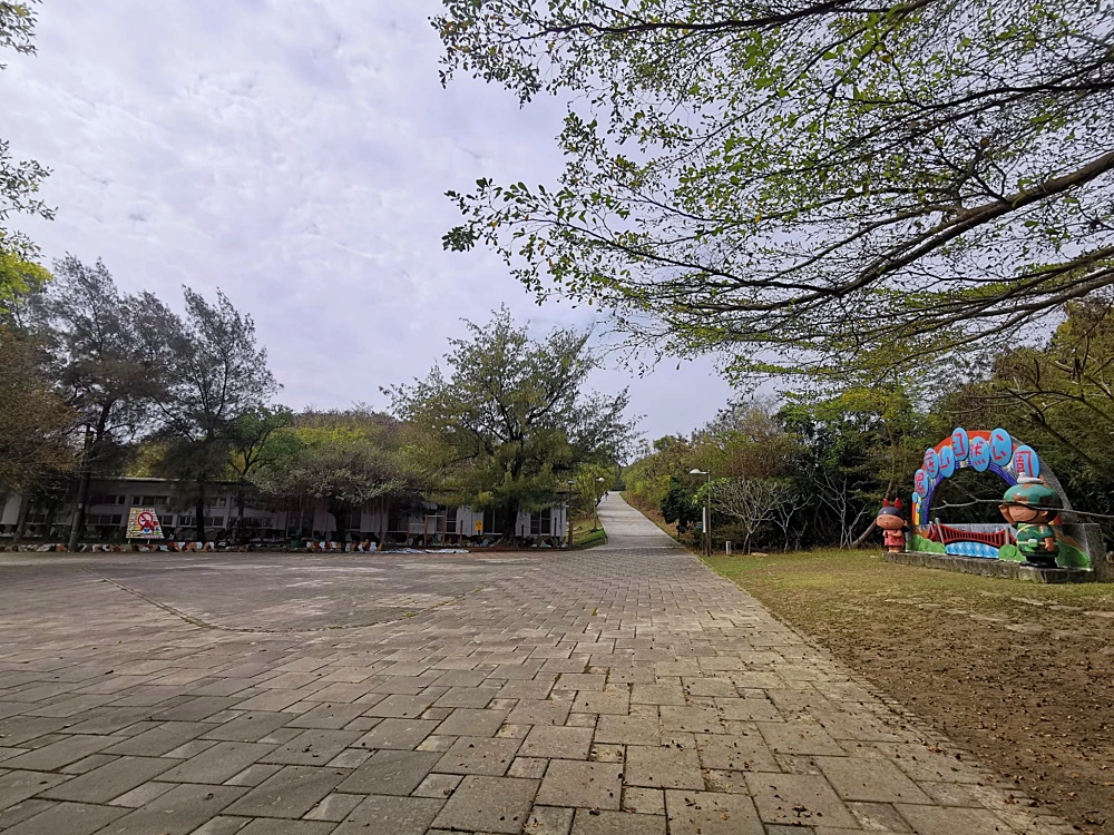 【高雄】漯底山自然公園，月世界泥火山，不用上太空就能在月球漫步！還能看空軍基地飛機起降喔～ @捲捲頭 ♡ 品味生活