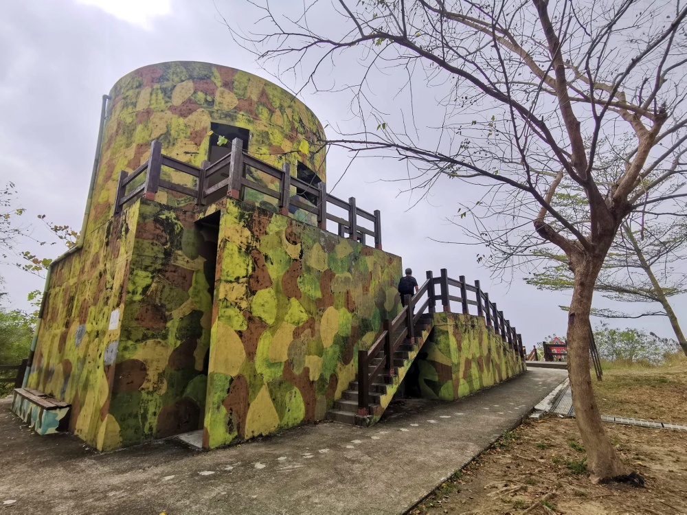 【高雄】漯底山自然公園，月世界泥火山，不用上太空就能在月球漫步！還能看空軍基地飛機起降喔～ @捲捲頭 ♡ 品味生活