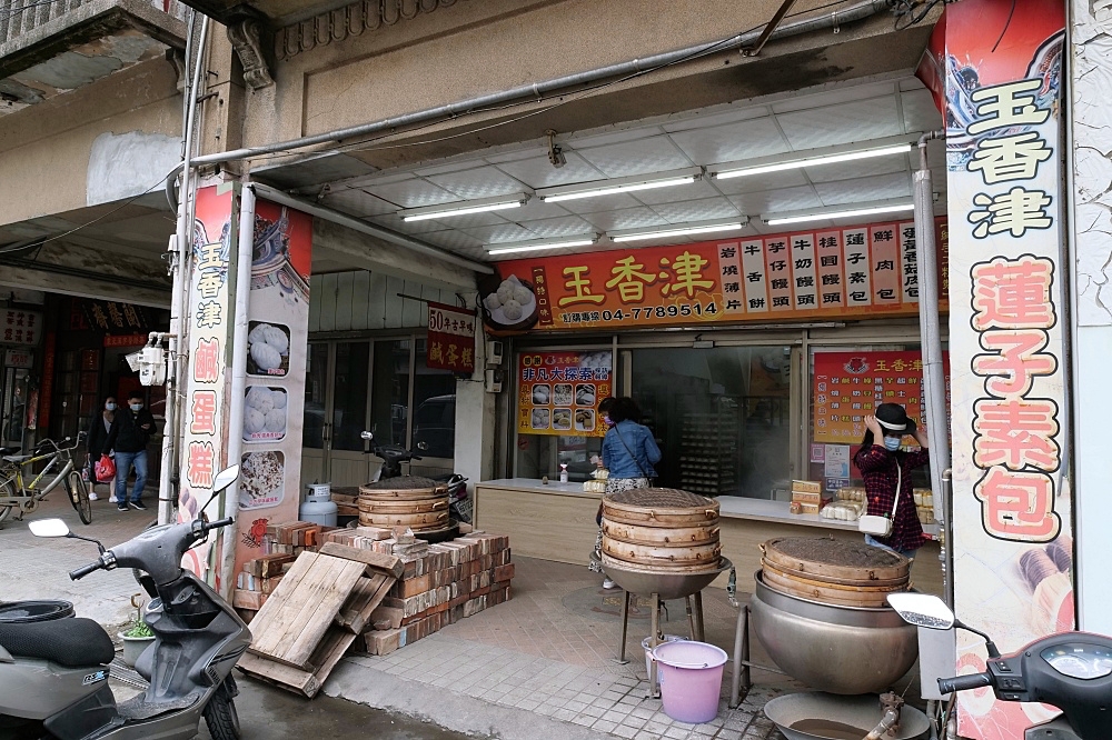 彰化鹿港和興青創基地，巷弄的文青最愛打卡熱點。古色甕牆、木棧空中廊道，還有打卡一波燈泡人～ @捲捲頭 ♡ 品味生活