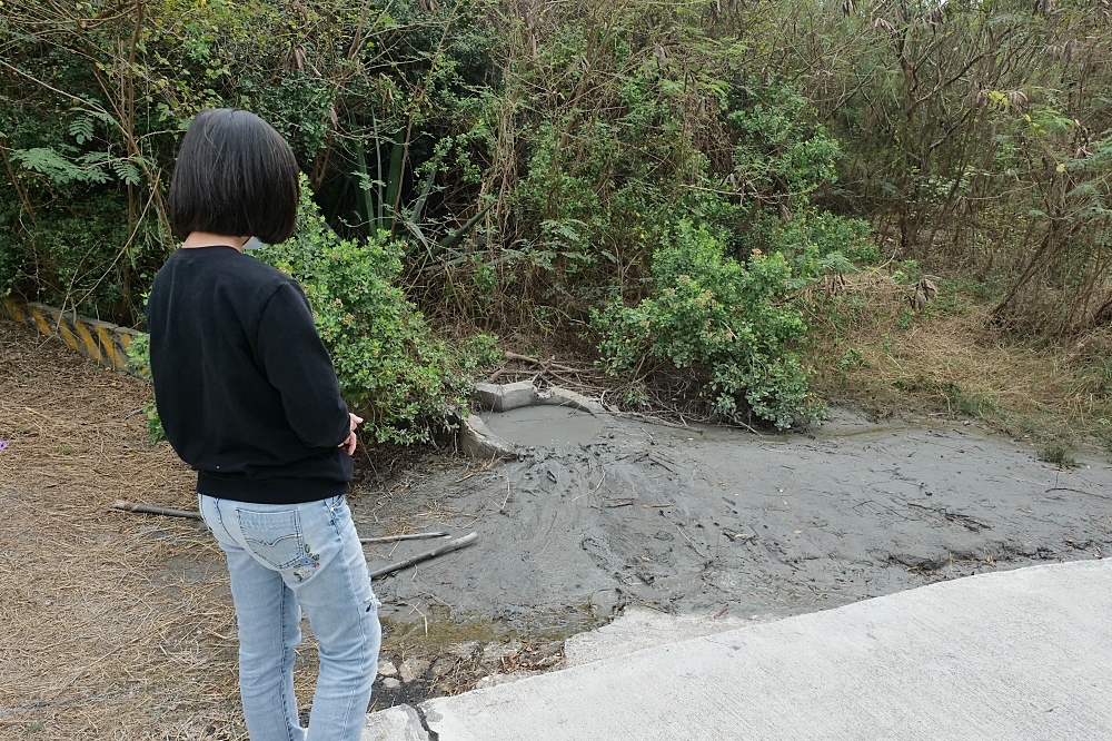 【高雄】漯底山自然公園，月世界泥火山，不用上太空就能在月球漫步！還能看空軍基地飛機起降喔～ @捲捲頭 ♡ 品味生活