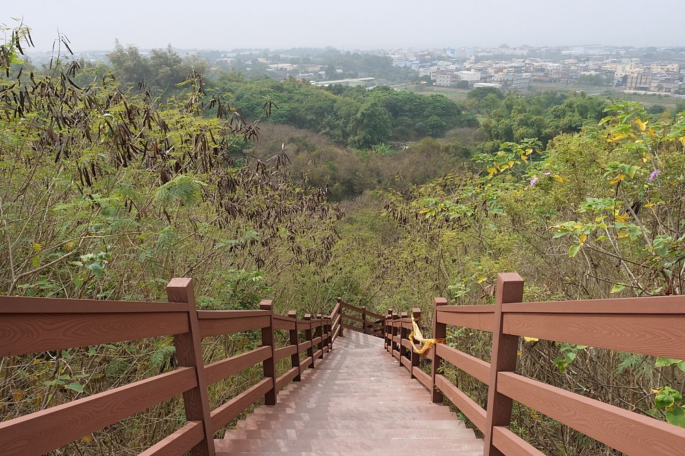 【高雄】漯底山自然公園，月世界泥火山，不用上太空就能在月球漫步！還能看空軍基地飛機起降喔～ @捲捲頭 ♡ 品味生活