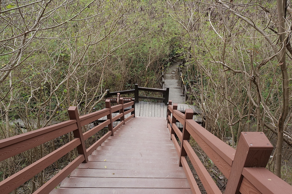 【高雄】漯底山自然公園，月世界泥火山，不用上太空就能在月球漫步！還能看空軍基地飛機起降喔～ @捲捲頭 ♡ 品味生活