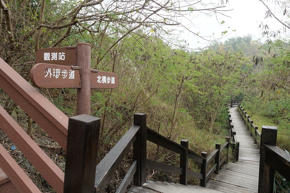 【高雄】漯底山自然公園，月世界泥火山，不用上太空就能在月球漫步！還能看空軍基地飛機起降喔～ @捲捲頭 ♡ 品味生活