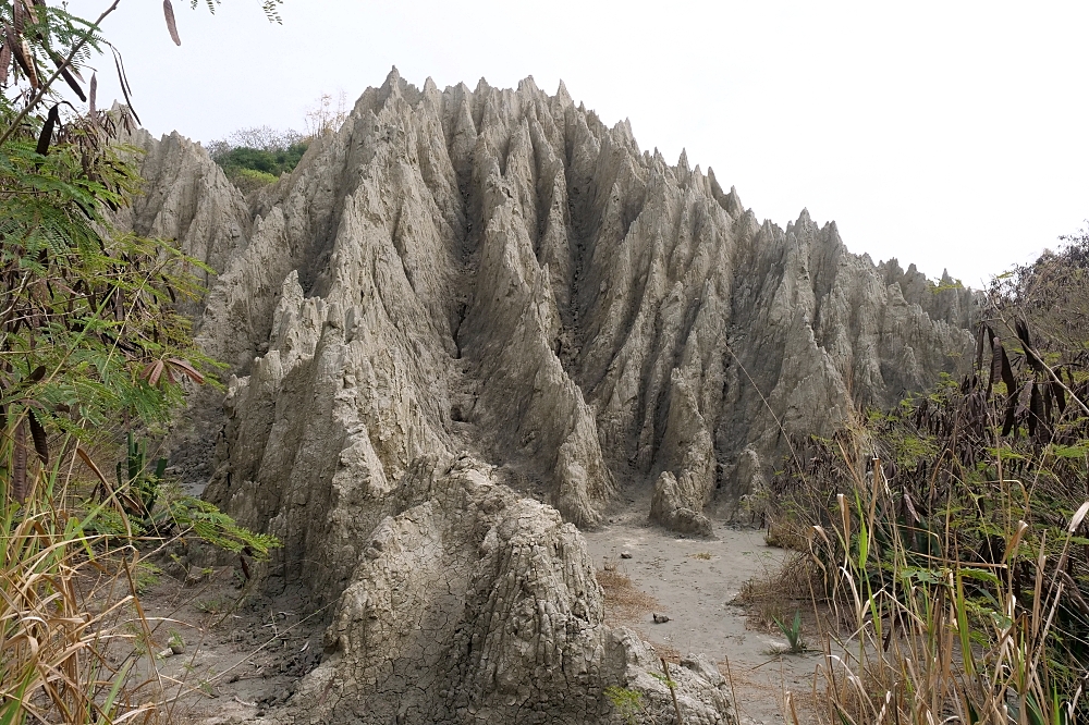 【高雄】漯底山自然公園，月世界泥火山，不用上太空就能在月球漫步！還能看空軍基地飛機起降喔～ @捲捲頭 ♡ 品味生活