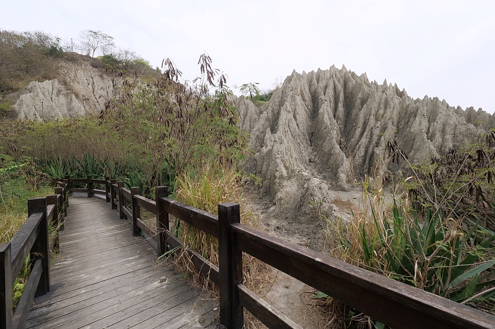 【高雄】漯底山自然公園，月世界泥火山，不用上太空就能在月球漫步！還能看空軍基地飛機起降喔～ @捲捲頭 ♡ 品味生活