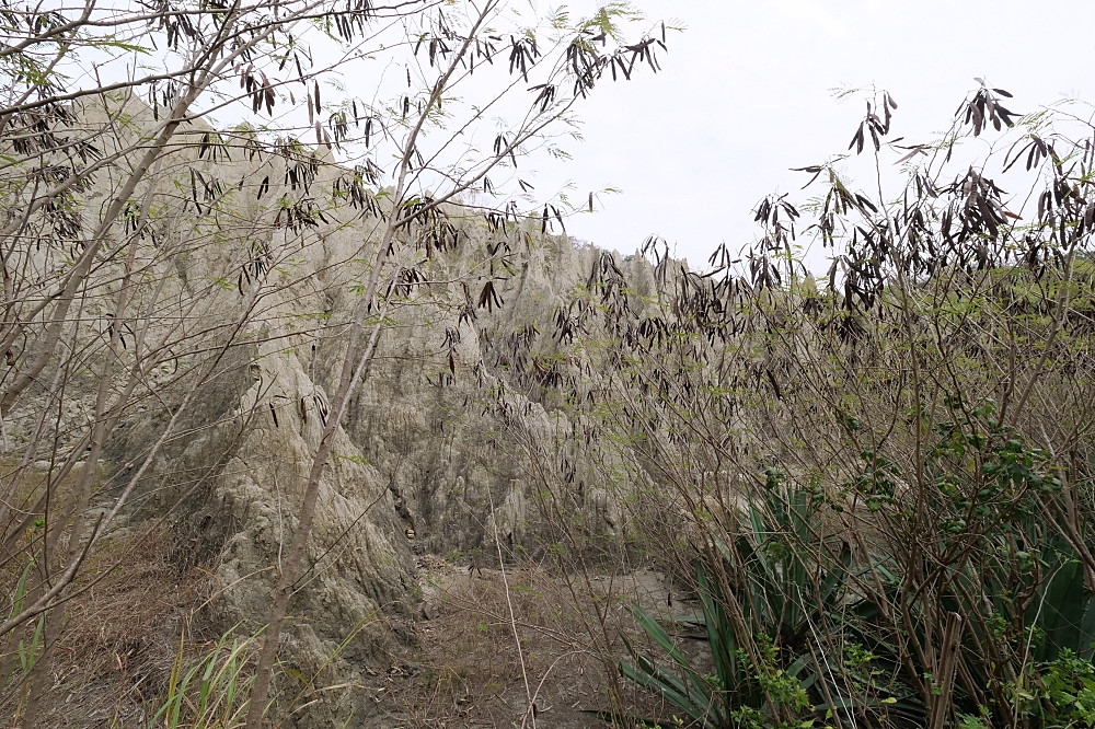 【高雄】漯底山自然公園，月世界泥火山，不用上太空就能在月球漫步！還能看空軍基地飛機起降喔～ @捲捲頭 ♡ 品味生活