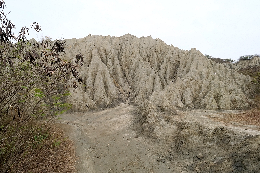 【高雄】漯底山自然公園，月世界泥火山，不用上太空就能在月球漫步！還能看空軍基地飛機起降喔～ @捲捲頭 ♡ 品味生活