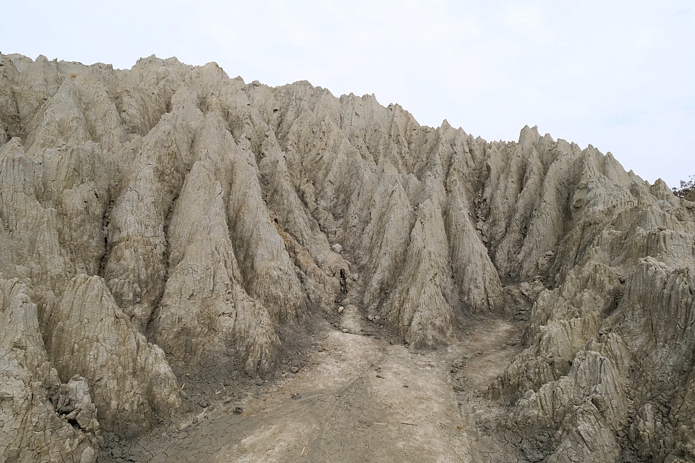 【高雄】漯底山自然公園，月世界泥火山，不用上太空就能在月球漫步！還能看空軍基地飛機起降喔～ @捲捲頭 ♡ 品味生活