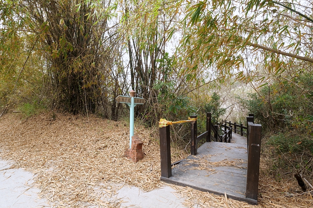 【高雄】漯底山自然公園，月世界泥火山，不用上太空就能在月球漫步！還能看空軍基地飛機起降喔～ @捲捲頭 ♡ 品味生活