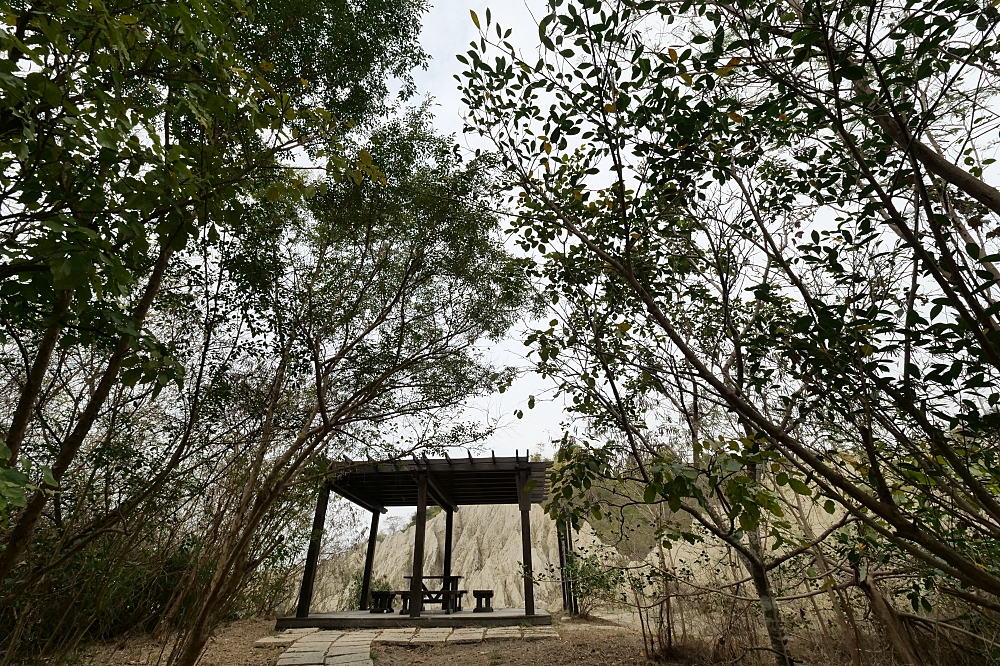 【高雄】漯底山自然公園，月世界泥火山，不用上太空就能在月球漫步！還能看空軍基地飛機起降喔～ @捲捲頭 ♡ 品味生活