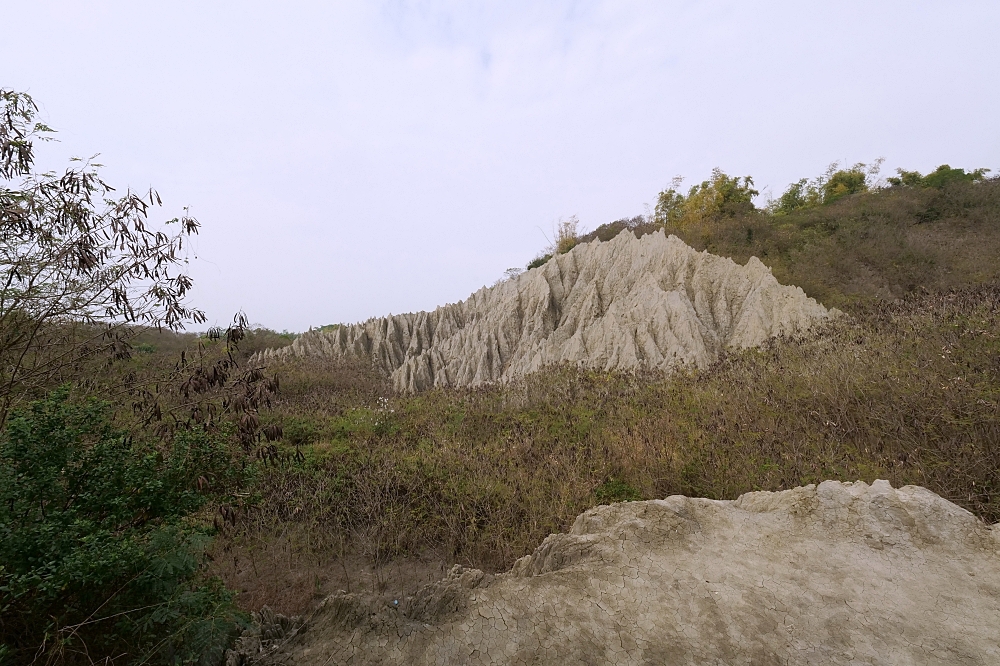 【高雄】漯底山自然公園，月世界泥火山，不用上太空就能在月球漫步！還能看空軍基地飛機起降喔～ @捲捲頭 ♡ 品味生活