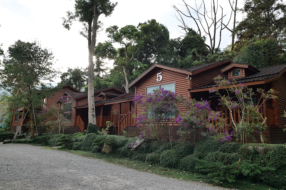 南投悠森境渡假村，住這裡 一早直奔九族開園。歐風渡假小木屋、大草皮玩跳跳馬、滾大球。Google評價4.7高分的渡假村～ @捲捲頭 ♡ 品味生活