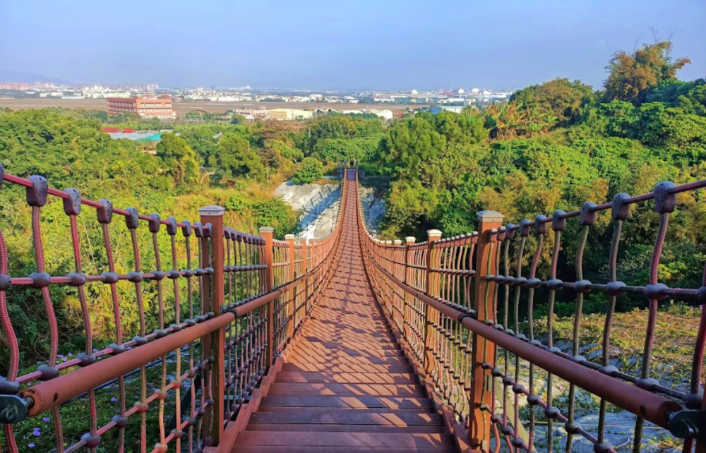 【高雄】漯底山自然公園，月世界泥火山，不用上太空就能在月球漫步！還能看空軍基地飛機起降喔～ @捲捲頭 ♡ 品味生活