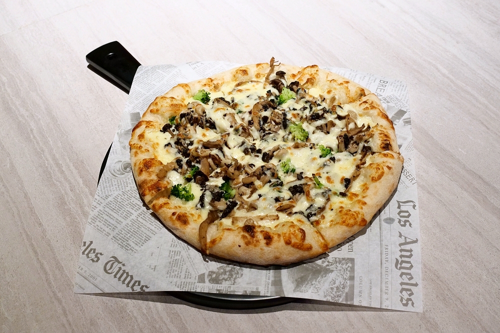 OA Pizza 》隱身在烏石港邊的美式餐廳！現烤手工PIZZA、五星級主廚義大利麵， 還有星巴克咖啡來一杯～ @捲捲頭 ♡ 品味生活