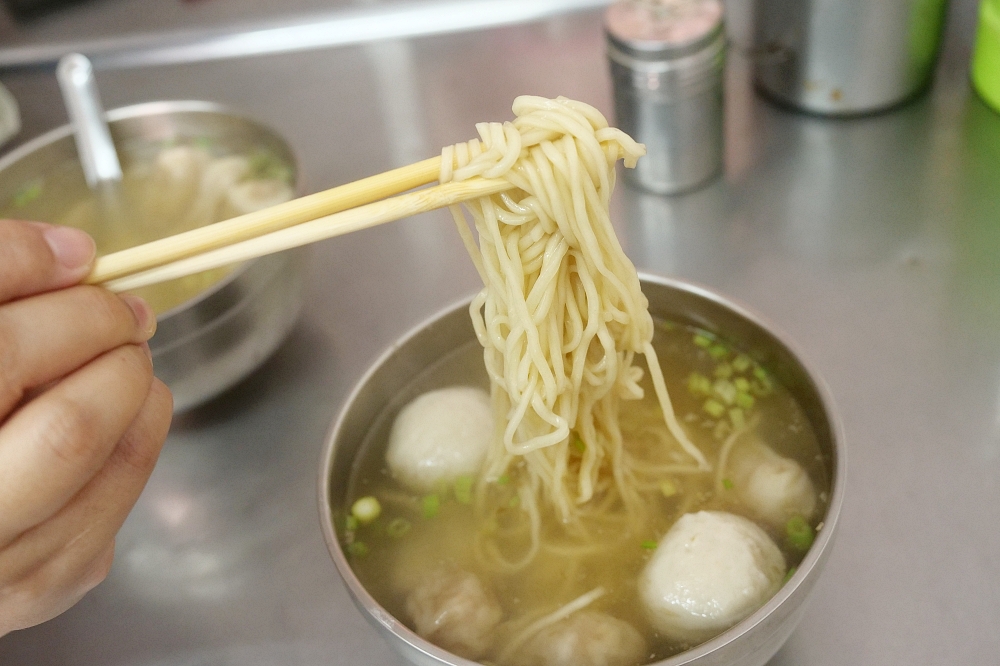 【發哥麻醬麵】在地的老麵攤沒有一天不排隊 ! 乾麵、油飯超強，再來一碗扁食丸也不錯（附菜單） @捲捲頭 ♡ 品味生活